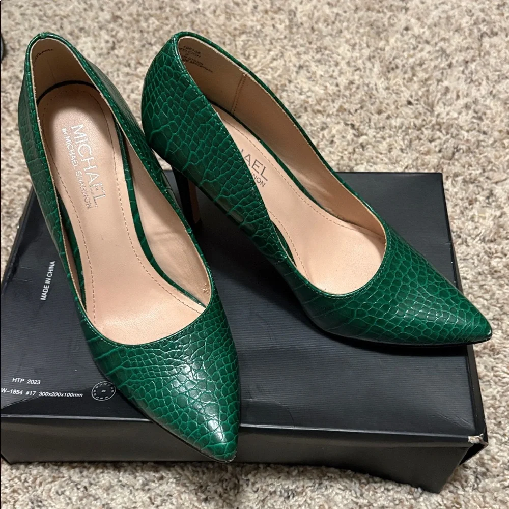 Michael Shannon Emerald Green Croc-Embossed Stiletto Pumps - Picture 2 of 8
